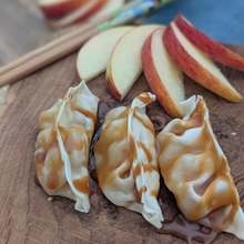 Attention, addiction en vue ! 🤤 

Nos gyozas aux pommes caramélisées débarquent pour faire fondre les gourmands. Une pâte croustillante, un cœur fondant… il n’en restera pas une miette ! Qui vient goûter ? 🍏🔥 

#Irrésistible #GyozasSucrées #CraquantFondant #CouleurSushi #biganos
#andernos